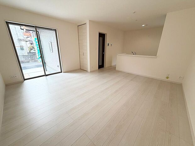 ☆大変明るいリビング☆広々した空間で家族との大切な時間をお過ごしください!!