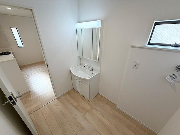 ☆白を基調とした清潔感溢れる洗面スペース☆清潔空間で気持ちよく1日の始まりを！！