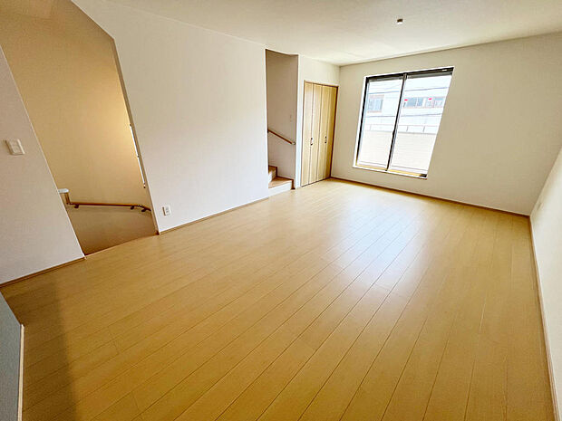 ☆大変明るいリビング☆広々した空間で家族との大切な時間をお過ごしください!!