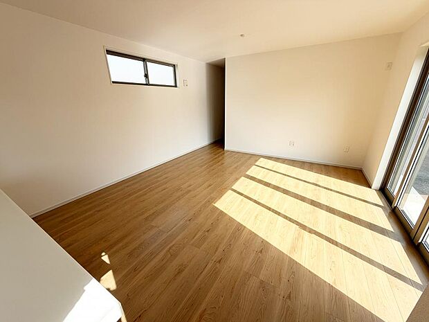 ☆大変明るいリビング☆広々した空間で家族との大切な時間をお過ごしください!!