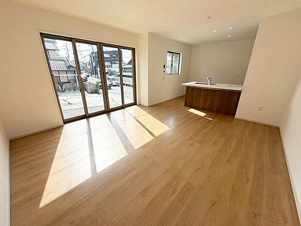 ☆大変明るいリビング☆広々した空間で家族との大切な時間をお過ごしください!!