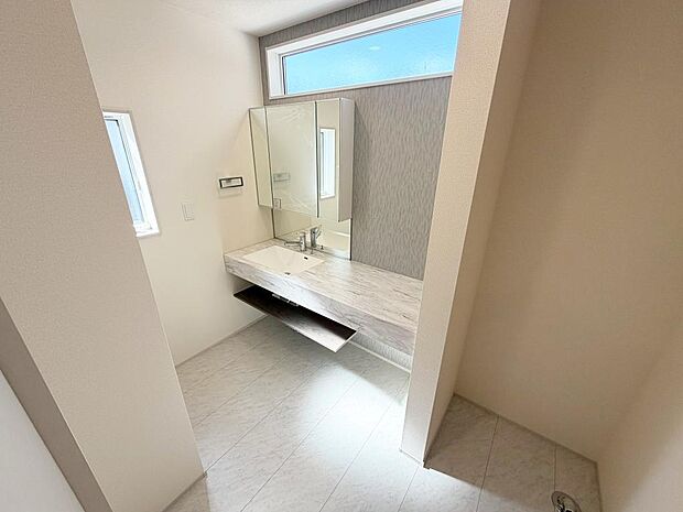 ☆白を基調とした清潔感溢れる洗面スペース☆清潔空間で気持ちよく1日の始まりを!!