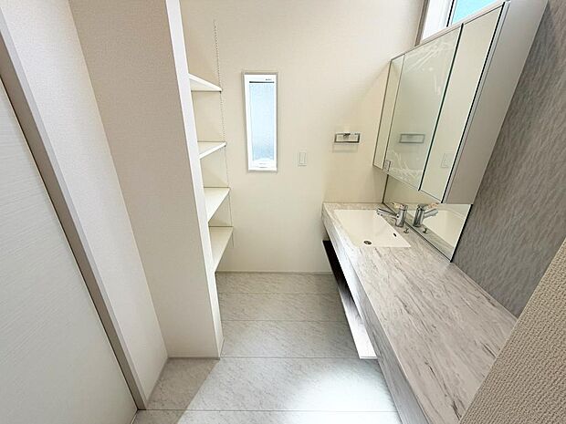 ☆白を基調とした清潔感溢れる洗面スペース☆清潔空間で気持ちよく1日の始まりを!!