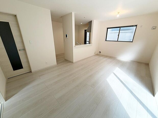 ☆大変明るいリビング☆広々した空間で家族との大切な時間をお過ごしください！！