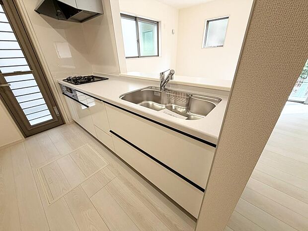 ☆大型のシステムキッチン☆対面式ですので家族と会話しながら楽しくクッキング！！