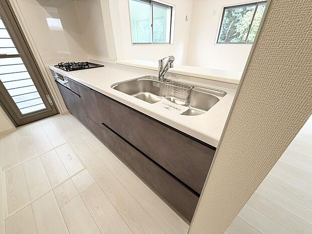 ☆大型のシステムキッチン☆対面式ですので家族と会話しながら楽しくクッキング!!