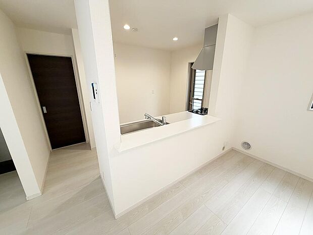 ☆大型のシステムキッチン☆対面式ですので家族と会話しながら楽しくクッキング!!