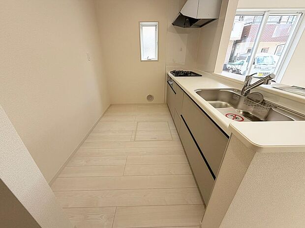 ☆大型のシステムキッチン☆対面式ですので家族と会話しながら楽しくクッキング！！