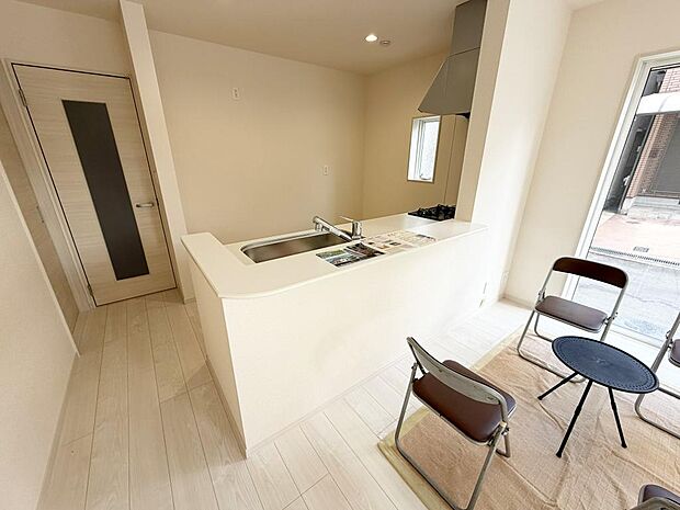 ☆大型のシステムキッチン☆対面式ですので家族と会話しながら楽しくクッキング！！