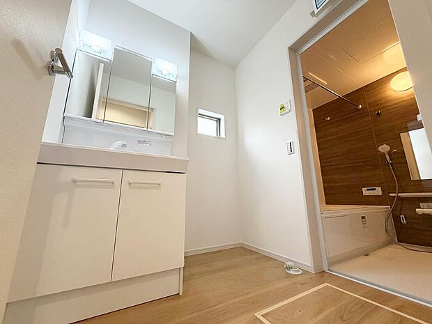 ☆白を基調とした清潔感溢れる洗面スペース☆清潔空間で気持ちよく1日の始まりを！！