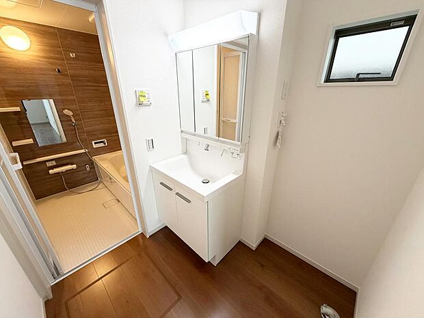 ☆白を基調とした清潔感溢れる洗面スペース☆清潔空間で気持ちよく1日の始まりを！！