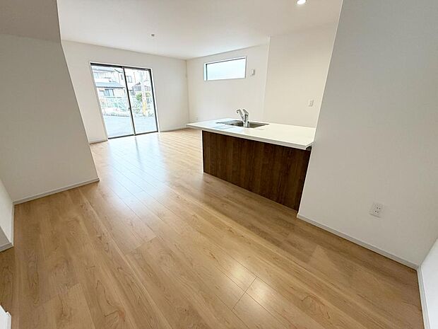 ☆大変明るいリビング☆広々した空間で家族との大切な時間をお過ごしください！！