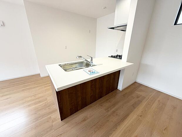 ☆大型のシステムキッチン☆対面式ですので家族と会話しながら楽しくクッキング！！