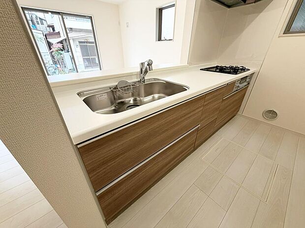 ☆大型のシステムキッチン☆対面式ですので家族と会話しながら楽しくクッキング！！