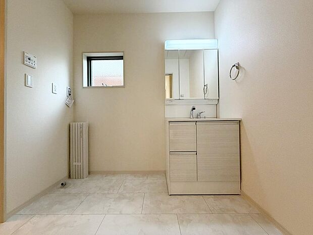 ☆白を基調とした清潔感溢れる洗面スペース☆清潔空間で気持ちよく1日の始まりを！！