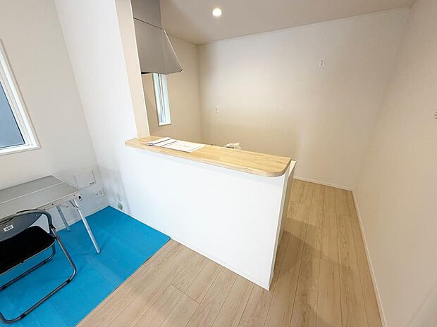 ☆大型のシステムキッチン☆対面式ですので家族と会話しながら楽しくクッキング！！