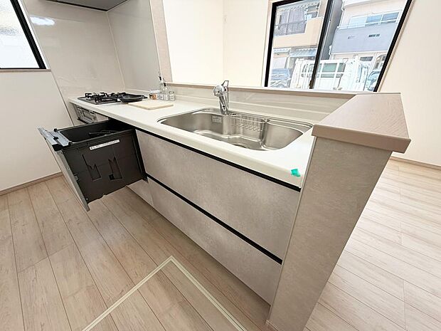 ☆大型のシステムキッチン☆対面式ですので家族と会話しながら楽しくクッキング！！