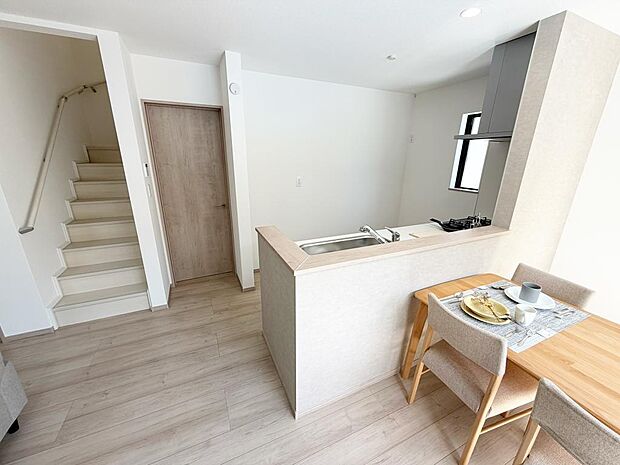 ☆大型のシステムキッチン☆対面式ですので家族と会話しながら楽しくクッキング！！