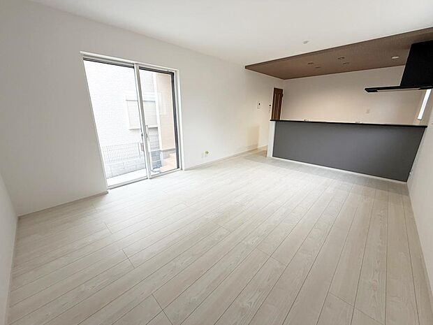 ☆大変明るいリビング☆広々した空間で家族との大切な時間をお過ごしください!!