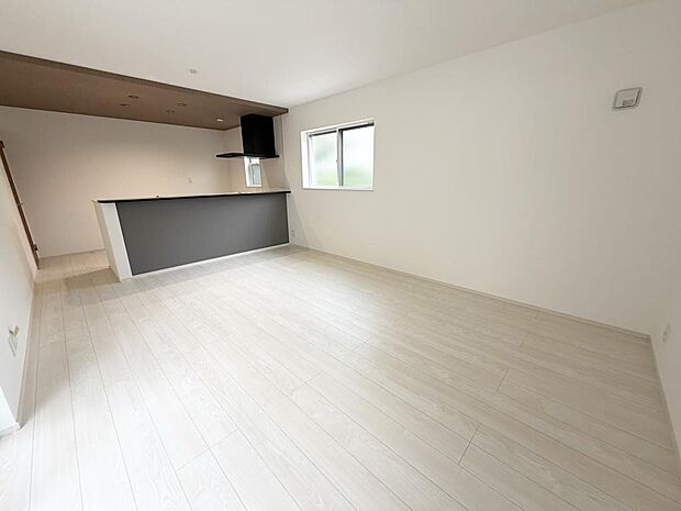 ☆大変明るいリビング☆広々した空間で家族との大切な時間をお過ごしください!!