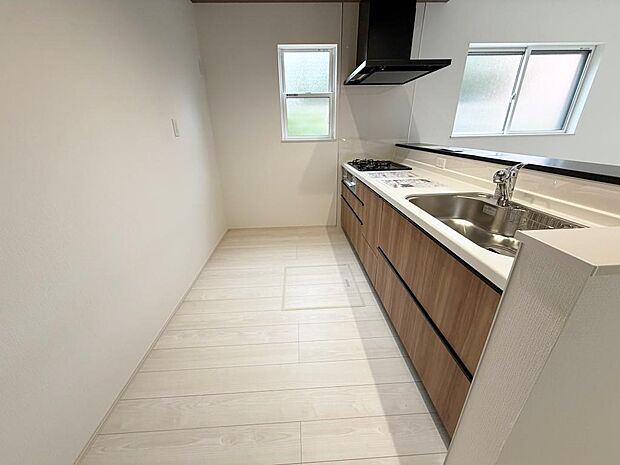 ☆大型のシステムキッチン☆対面式ですので家族と会話しながら楽しくクッキング!!