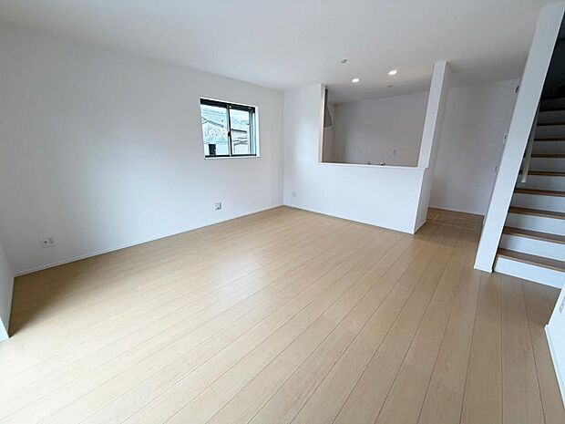 ☆大変明るいリビング☆広々した空間で家族との大切な時間をお過ごしください!!