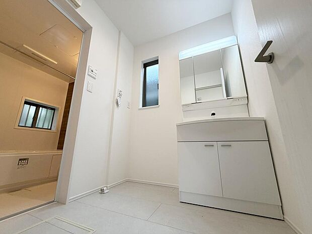 ☆白を基調とした清潔感溢れる洗面スペース☆清潔空間で気持ちよく1日の始まりを!!