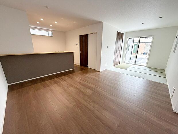 ☆大変明るいリビング☆広々した空間で家族との大切な時間をお過ごしください！！