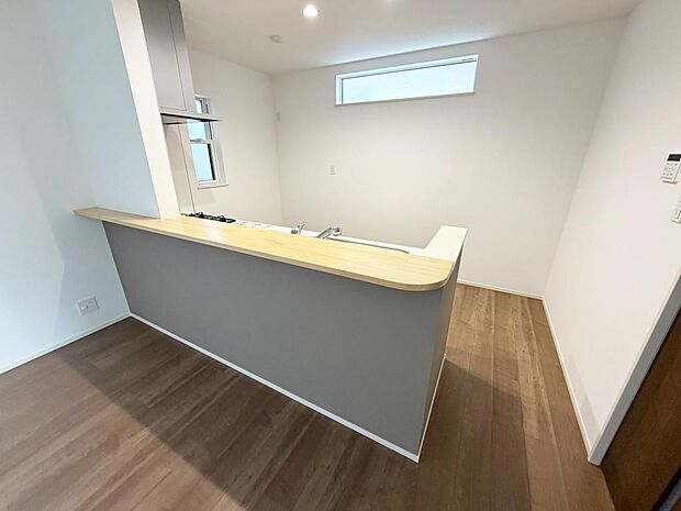 ☆大型のシステムキッチン☆対面式ですので家族と会話しながら楽しくクッキング！！