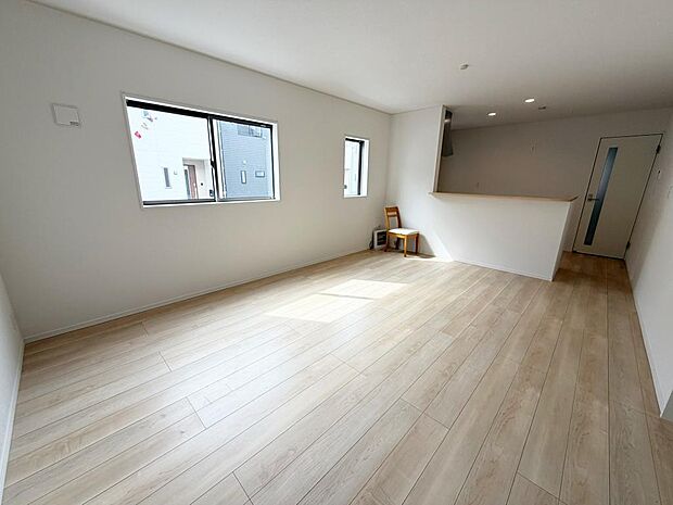 ☆大変明るいリビング☆広々した空間で家族との大切な時間をお過ごしください!!