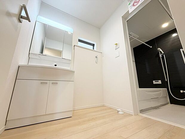 ☆白を基調とした清潔感溢れる洗面スペース☆清潔空間で気持ちよく1日の始まりを!!