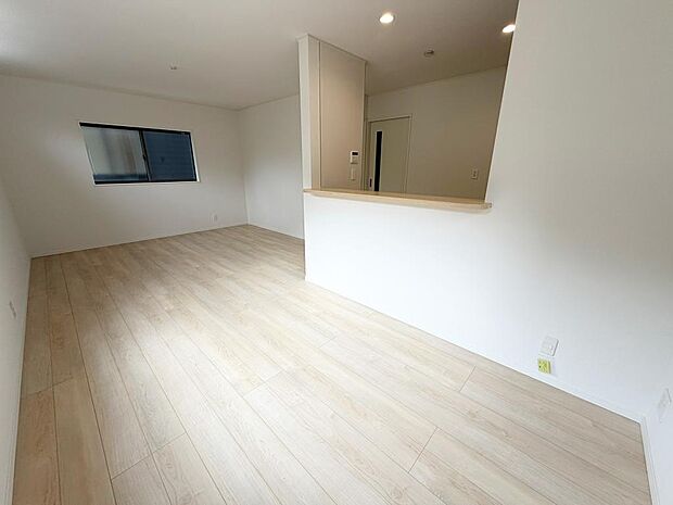 ☆大変明るいリビング☆広々した空間で家族との大切な時間をお過ごしください!!