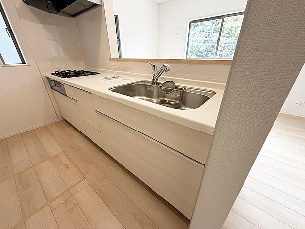 ☆大型のシステムキッチン☆対面式ですので家族と会話しながら楽しくクッキング!!