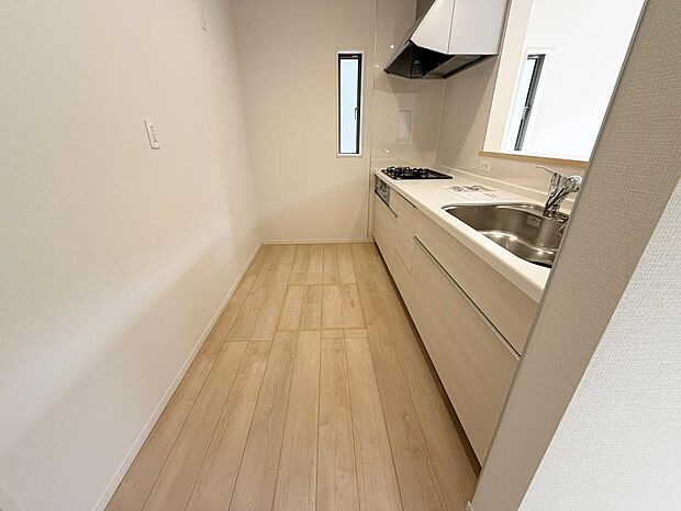 ☆大型のシステムキッチン☆対面式ですので家族と会話しながら楽しくクッキング!!