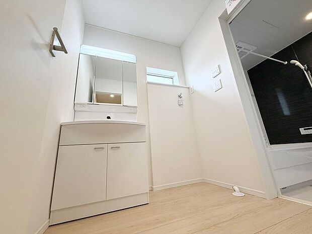 ☆白を基調とした清潔感溢れる洗面スペース☆清潔空間で気持ちよく1日の始まりを!!