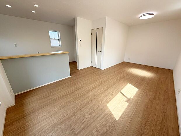 ☆大変明るいリビング☆広々した空間で家族との大切な時間をお過ごしください！！