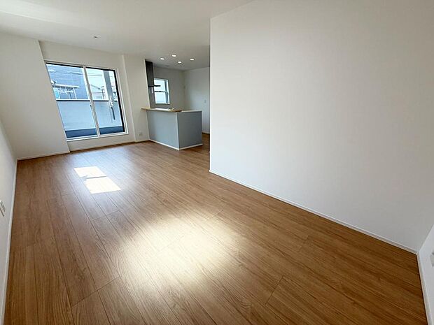 ☆大変明るいリビング☆広々した空間で家族との大切な時間をお過ごしください！！