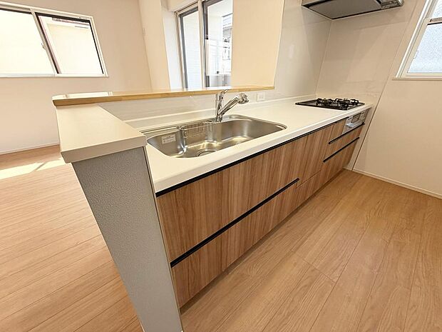 ☆大型のシステムキッチン☆対面式ですので家族と会話しながら楽しくクッキング!!