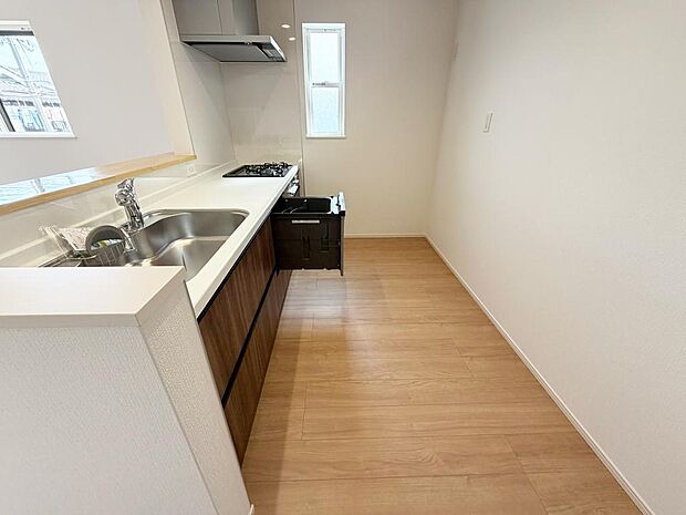 ☆大型のシステムキッチン☆対面式ですので家族と会話しながら楽しくクッキング!!