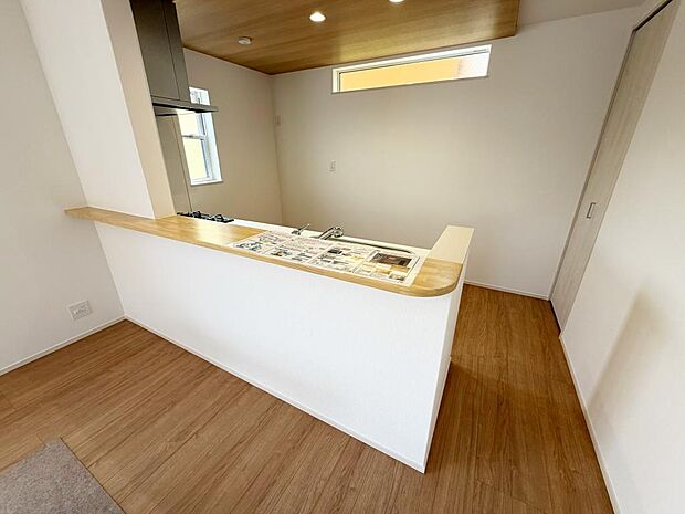 ☆大型のシステムキッチン☆対面式ですので家族と会話しながら楽しくクッキング!!