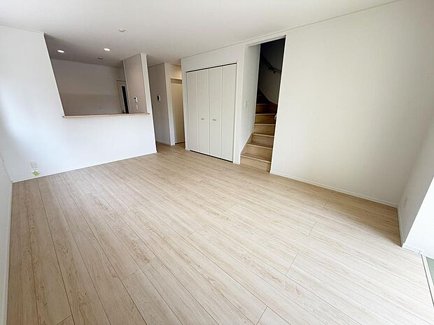 ☆大変明るいリビング☆広々した空間で家族との大切な時間をお過ごしください!!