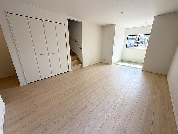 ☆大変明るいリビング☆広々した空間で家族との大切な時間をお過ごしください!!