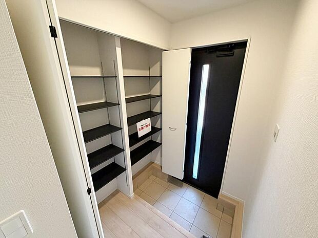 ☆大型シューズクローゼットがあります☆便利です!!