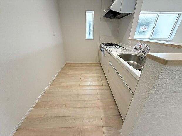 ☆大型のシステムキッチン☆対面式ですので家族と会話しながら楽しくクッキング!!