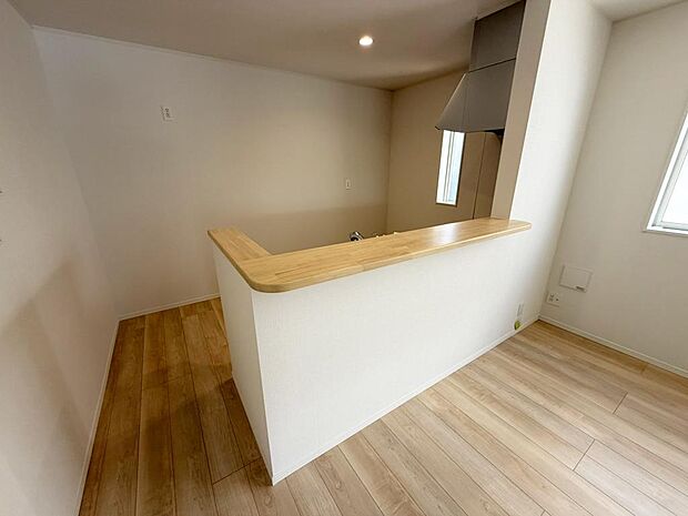 ☆大型のシステムキッチン☆対面式ですので家族と会話しながら楽しくクッキング!!