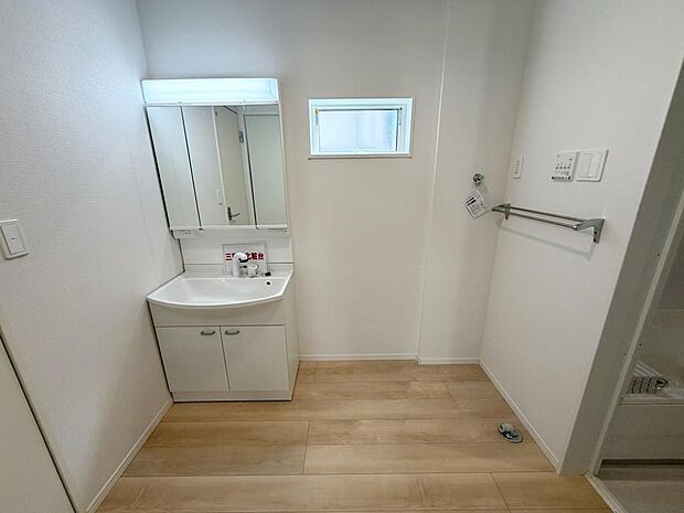 ☆白を基調とした清潔感溢れる洗面スペース☆清潔空間で気持ちよく1日の始まりを!!