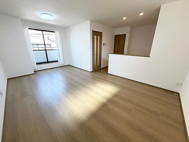 ☆大変明るいリビング☆広々した空間で家族との大切な時間をお過ごしください！！