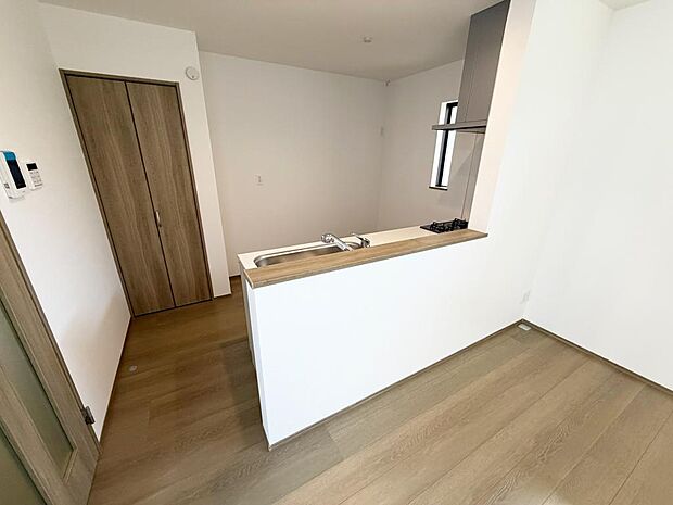 ☆大型のシステムキッチン☆対面式ですので家族と会話しながら楽しくクッキング！！