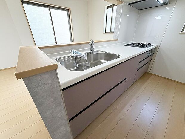 ☆大型のシステムキッチン☆対面式ですので家族と会話しながら楽しくクッキング!!