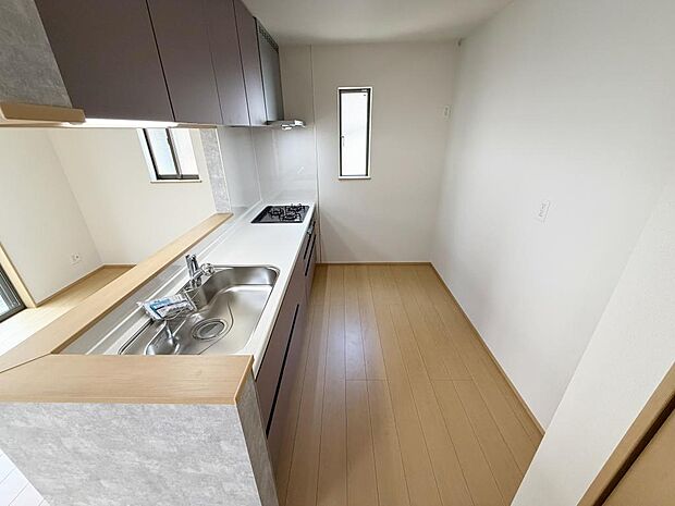 ☆大型のシステムキッチン☆対面式ですので家族と会話しながら楽しくクッキング!!